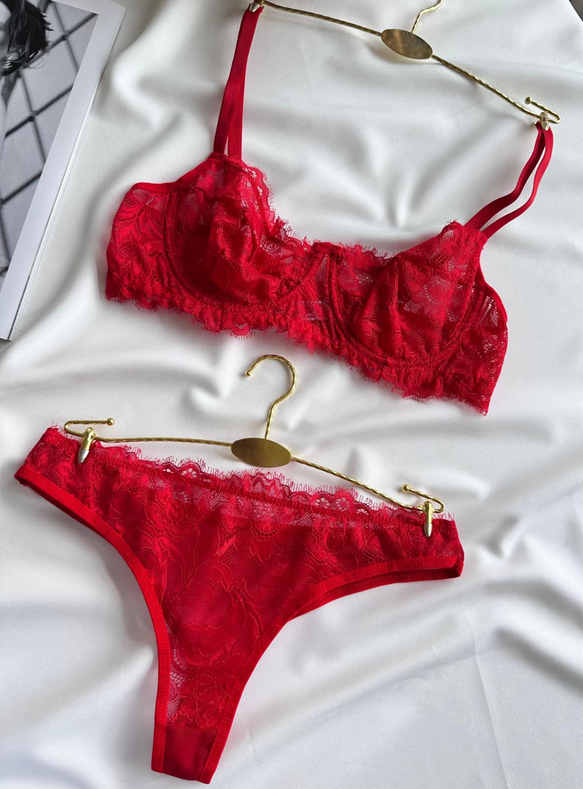Kırmızı Dantelli Balenli Balkonet Sütyen Takımı