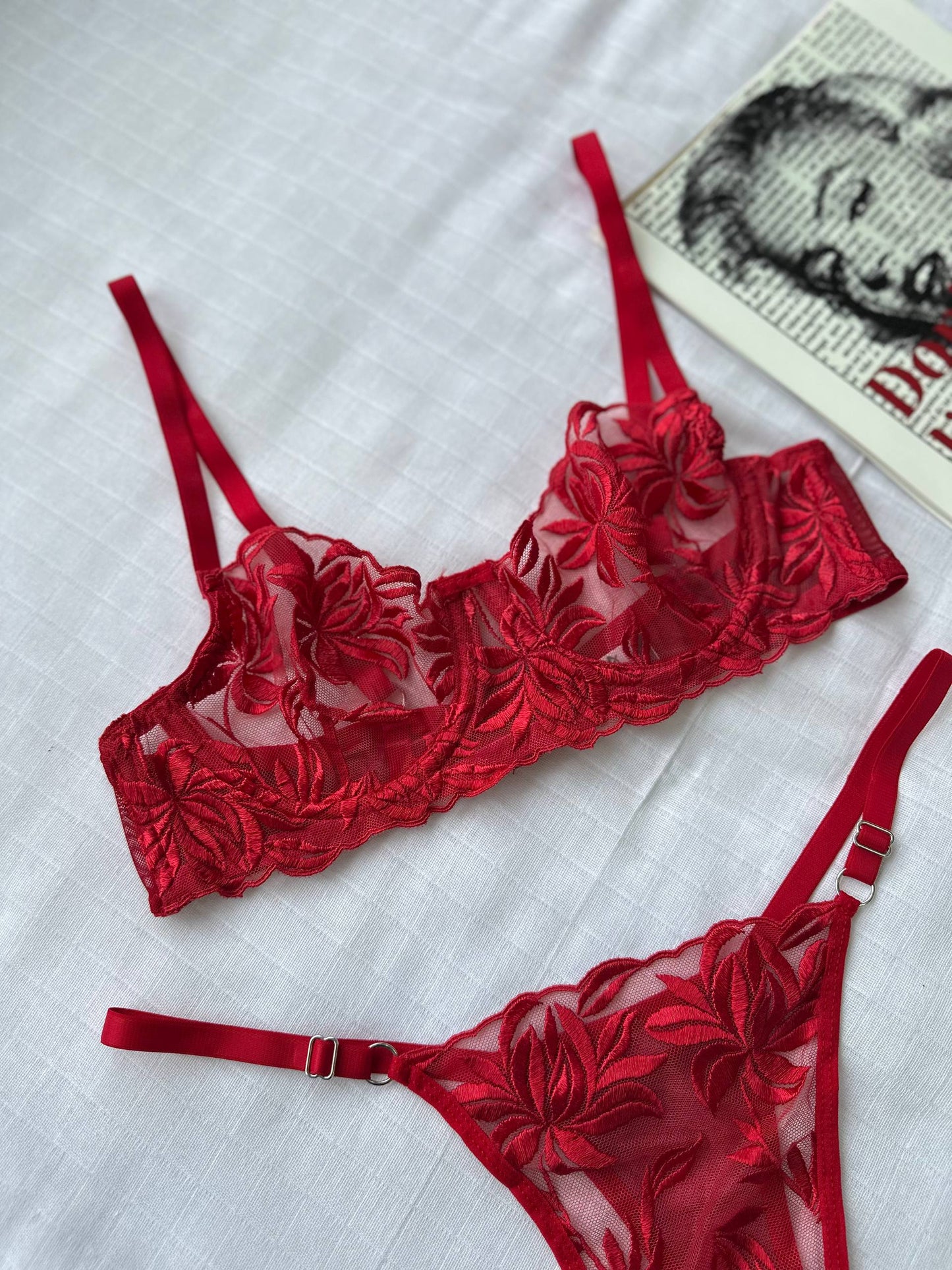 Kırmızı Yaprak Dantelli Balenli Balkonet Sütyen Takımı