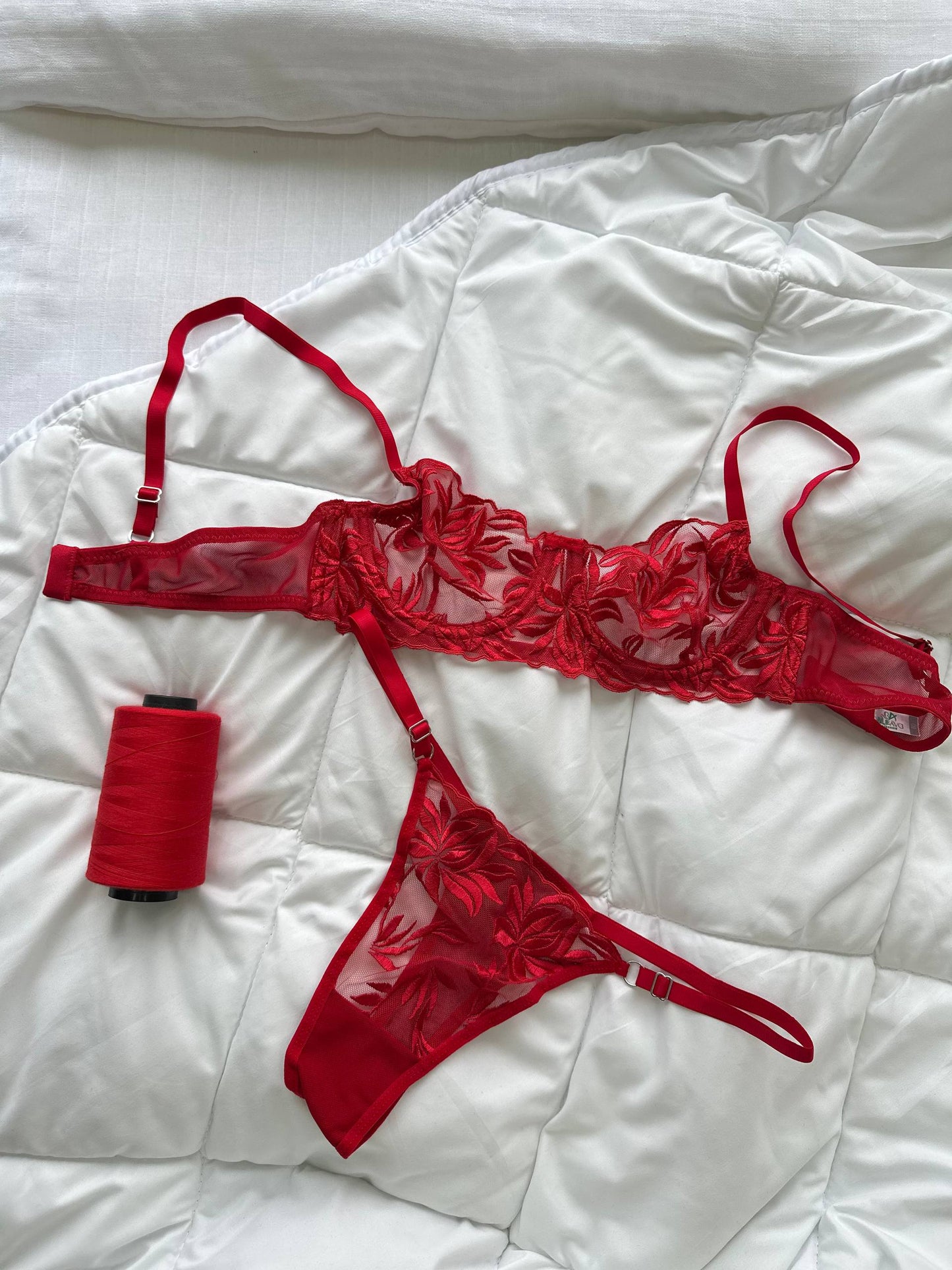 Kırmızı Yaprak Dantelli Balenli Balkonet Sütyen Takımı